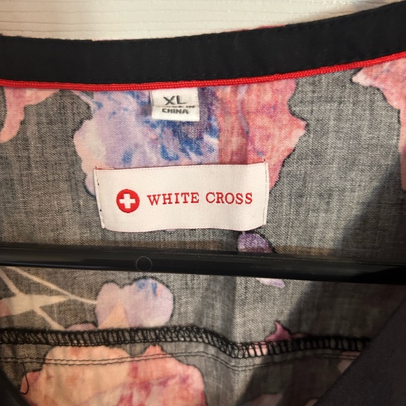 Floral scrub top - Picture 2 of 2